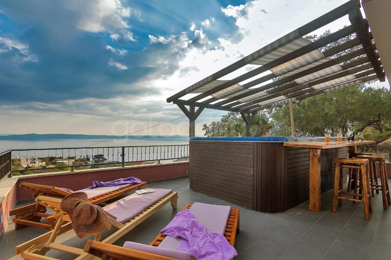 Holiday Home Darius With Hot Tub Макарска Екстериор снимка